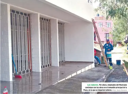  ?? Jesús Romero ?? Las labores. Por ahora, empleados del Municipio continúan con las obras en el inmueble principal de la Plaza, en la que se imparten talleres./foto: