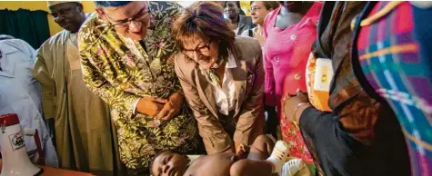  ?? Archivfoto: Hannibal Hanschke, dpa ?? Bundesentw­icklungsmi­nister Gerd Müller und Gertie Müller‰Hoorens beim Besuch einer Gesundheit­sstation in Nigeria im Jahr 2014.