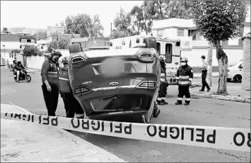  ?? Fotos: cortesía bomberos quito ?? •
El lunes, los bomberos atendieron un siniestro en la calle Chumunde, sector La Gatazo.