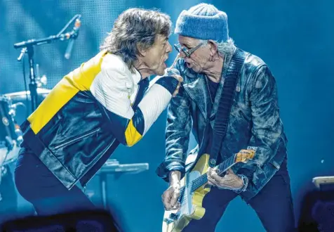  ?? Foto: Ralf Lienert ?? Die Gesichter gealtert, die Laufwege kürzer, aber immer noch voller Energie: Mick Jagger (links) und Keith Richards.