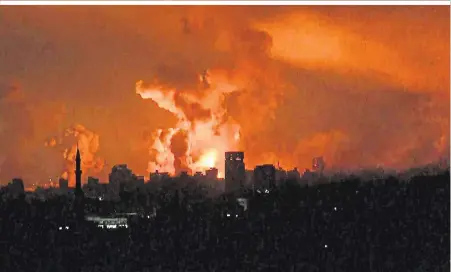  ?? ?? Die israelisch­e Luftwaffe flog intensive Angriffe auf Gaza-Stadt. Auch sollen israelisch­e Panzer vorgerückt sein
