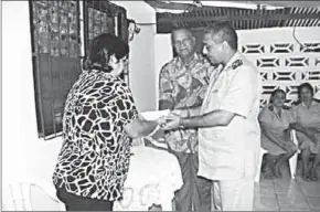  ??  ?? Districtsc­ommissaris Laksmienar­ain Doebay feliciteer­t het echtpaar Gangadien-Bansie in verband met zijn gouden huwelijk. (Foto: BIC Saramacca)