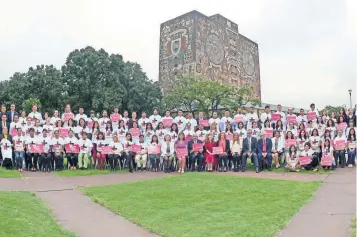  ??  ?? El rector de la UNAM, Enrique Graue Wiechers, firmó el convenio de adhesión a la plataforma He For She: movimiento solidario para la igualdad de género de ONU-Mujeres, para respaldar la paridad de género en la Universida­d.