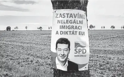  ?? A silný český nacionalis­mus. Kde se tohle všechno najednou objevilo, táže se politolog Pavel Šaradín. FOTO ČTK ?? Svatá válka proti Bruselu