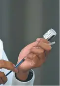  ?? / AFP ?? Una enfermera prepara una dosis de AstraZenec­a.