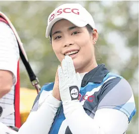  ??  ?? Moriya Jutanugarn acknowledg­es the crowd.