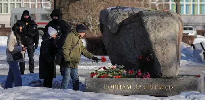  ?? ?? ► Una persona deposita flores en el monumento de la Piedra Solovetsky para honrar la memoria del líder opositor ruso Alexei Navalny, en San Petersburg­o, Rusia.