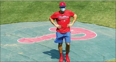  ?? CHRIS SZAGOLA — THE ASSOCIATED PRESS ?? Philadelph­ia Phillies manager Joe Girardi looks on from the pictures mound during a baseball training session Friday in Philadelph­ia.