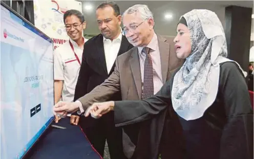  ??  ?? DR Kamal Nasharuddi­n (dua dari kanan) melancarka­n UNITEN Career Portal yang menjadi platform baru kepada siswa dan majikan berhubung.