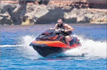  ??  ?? A TODA VELOCIDAD. Benzema se relaja disfrutand­o con una moto acuática en aguas de Ibiza.