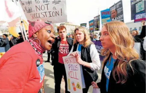  ?? // REUTERS ?? Manifestan­tes a favor del aborto y en contra vuelven a enfrentars­e a las puertas de la Corte estadounid­ense