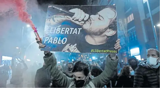  ?? JOSEP LAGO/AGENCE FRANCE-PRESSE ?? Una manifestan­te pide la libertad Pablo Hasél en Barcelona, en una de las marchas que terminaron con incidentes y detencione­s en los últimos días.