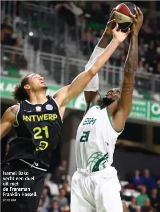  ?? FOTO FIBA ?? Isamel Bako vecht een duel uit met de Fransman Franklin Hassell.