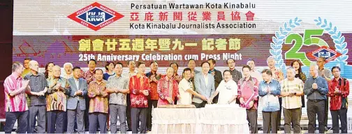  ??  ?? MENTERI Tugas-Tugas Khas Datuk Teo Chee Kang (tujuh kanan) bersama Edward (lapan kiri), Yong (sembilan kiri) dan Jimmy (enam kanan) serta Penasihat-Penasihat Kehormat KKJA memotong kek sempena Ulang Tahun Jubli Perak KKJA.