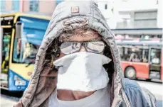  ?? FOTO: PETER SCHLIPF ?? Seit Montag hat sie jeder dabei: Die Mund-Nasen-Maske. Doch der richtige Umgang mit ihr ist gar nicht so einfach.