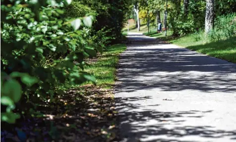  ?? Foto: Marcus Merk ?? An dieser Stelle ereignete sich offenbar das Verbrechen. Bei Tag wirkt das Areal in der Neusässer Innenstadt freundlich, doch man kann sich vorstellen, wie verlassen der Fuß gänger und Fahrradweg bei Nacht daliegt.