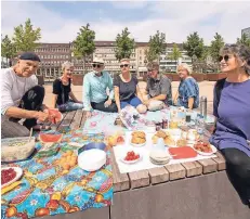  ?? FOTO: ZOLTAN LESKOVAR ?? Picknicker haben sich auch immer bei den Duispunkt-Aktionen auf dem Portsmouth-Platz getroffen.