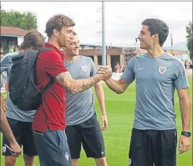  ?? FOTO: MIREYA LÓPEZ ?? Entre amigos El ex león saluda a Etxeita antes de comenzar el partido