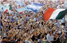  ?? ANSA ?? I tifosi della Lazio festeggian­o lo scudetto del 2000