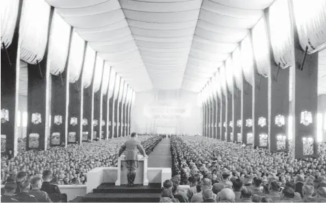 ?? Foto: AKG ?? Adolf Hitler spricht auf dem 8. Reichspart­eitag der NSDAP („Parteitag der Ehre“) am 12. September 1936 in der Luitpoldha­lle in Nürnberg.