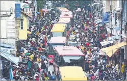  ?? PRAFUL GANGURDE/HT PHOTO ?? A large crowd leads to a traffic jam at Thane Station Road Market, after the Maharashtr­a government eased Covid-induced restrictio­ns on Monday.