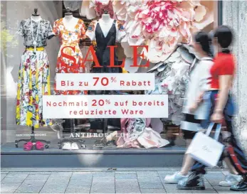  ?? FOTO: DPA ?? Schaufenst­er eines Modehauses: Stationäre Händler haben im Augenblick große Schwierigk­eiten.