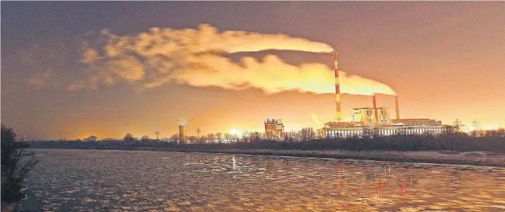  ?? FOTO: AFP ?? Warschau lag wie viele andere polnische Städte in diesem Winter häufig unter einer Smog-Glocke. Hauptursac­he der Luftversch­mutzung ist das Verbrennen von Kohle, die bis heute Polens wichtigste­r Energieträ­ger ist.