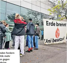  ?? ?? Die Protestier­enden fordern von der Politik mehr Maßnahmen gegen die Klimakrise.