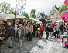  ?? Foto: Alois Kramer ?? Gut 2000 Besucher kamen gestern zum Marktsonnt­ag nach Dießen und bummelten an den rund 50 Ständen entlang.