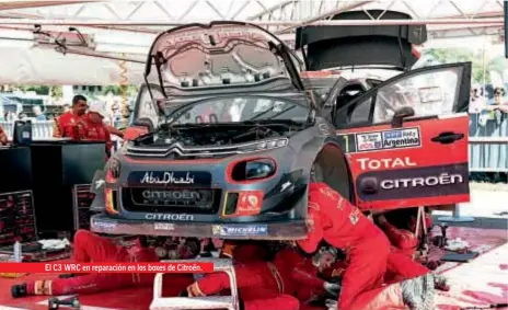  ??  ?? El C3 WRC en reparación en los boxes de Citroën.