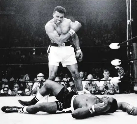  ?? Bild: SN/AP ?? „Ich bin der Größte, ich bin König der Welt“, waren Muhammad Alis legendäre Worte 1964 nach seinem ersten WMKampf, den er gegen den Titelträge­r und klaren Favoriten Sonny Liston gewonnen hatte.