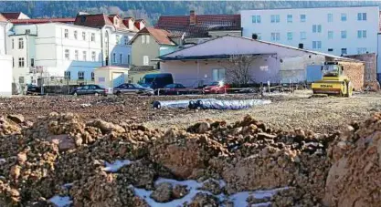  ??  ?? Auf dem Areal der ehemaligen „Stormpassa­ge“in Heiligenst­adt tut sich was. Nach über  Jahren Diskussion sind die Bagger angerollt. Das Gelände in der Innenstadt wird endlich bebaut. Foto: Johanna Braun