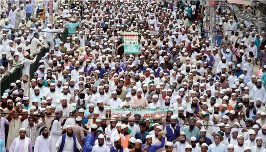  ?? PHOTO AFP ?? Des milliers de personnes ont dénoncé le « génocide rohingya », hier, dans les rues de la capitale bangladais­e de Dacca.