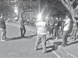  ??  ?? PIHAK polis menjalanka­n operasi cegah jenayah.