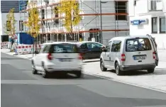  ??  ?? Wird man von der Verkehrspo­lizei geblitzt, landen die Daten zunächst bei der zentra len Datenerfas­sung bei der Polizeiins­pektion Krumbach.