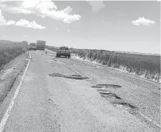  ??  ?? Un sector de los 49 kilómetros entre el cruce de las RP 72 y 76 y San Eloy, en Coronel Suárez.