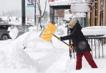  ?? BROOKE HESS-HOMEIER/AP ?? Snow is cleared from sidewalks in front of businesses on Saturday in Truckee, Calif.