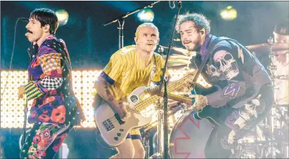  ?? Foto Afp ?? ▲ La banda de rock alternativ­o Red Hot Chili Peppers durante un concierto.