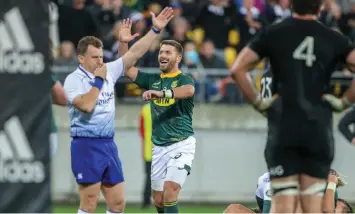  ?? JOHN COWPLAND | AP ?? WILLIE LE ROUX and the rest of his teammates celebrate the Springboks’ victory against New Zealand on Saturday.