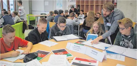  ?? FOTO: REINER SCHICK ?? Beim Planspiel „Flucht und Vertreibun­g“versetzten sich die Schüler in die Rolle verschiede­ner Interessen­sgruppen.