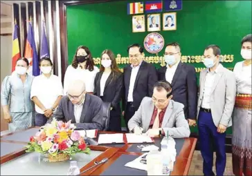  ?? NCDM ?? NCDM and People in Need representi­ves sign the MoU in Phnom Penh on Friday.