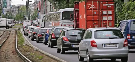  ?? RP-FOTO: BERND SCHALLER ?? Auf dem Weg in die Innenstadt – wie hier in Unterbilk – stehen immer mehr Autofahrer im Stau.