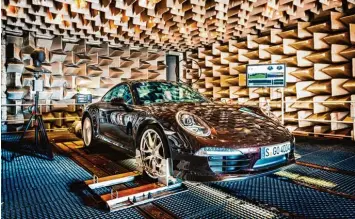  ?? Foto: Bernd Kammerer, Porsche ?? Konzertsaa­l: In einem speziellen Akustikrau­m wird der Motorsound dieses Porsche abgenommen.