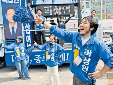 ?? [APA/AFP/Jung Yeon-je] ?? Wahlkampf in Südkorea. Die Opposition hofft auf ein gutes Abschneide­n.