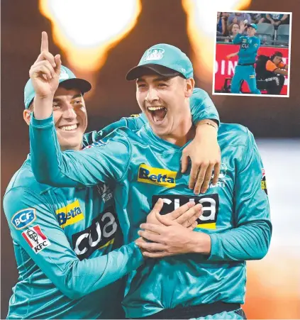  ?? Picture: AAP IMAGE ?? Tom Banton and Matt Renshaw (right) of the Heat celebrate the controvers­ial dismissal of Matthew Wade.