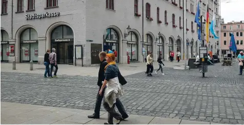  ?? Foto: Michael Hochgemuth ?? Die Stadtspark­assen Filiale am Rathauspla­tz wird sich bald deutlich verkleiner­n. Dann zieht dort die Stadt Augsburg ein.