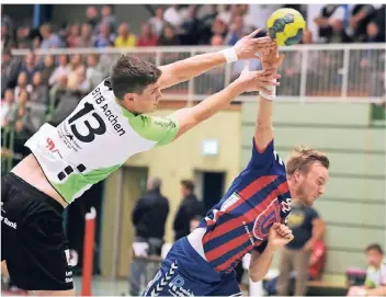  ?? RP-FOTO: ACHIM BLAZY ?? Lukas Plaumann (r.) gehörte bei der SG Ratingen zu den Leistungst­rägern – er dirigierte das Spiel aus dem Rückraum.