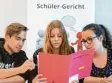  ?? Foto: Weigel, dpa ?? Die Schülerric­hter Fabio Piciocchi, Mar lene Utz und Pelagija Zlatic (von links) beim Aktenstudi­um.