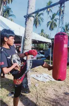  ??  ?? WAN Muhammad Adnan berlatih di Majlis PraTamat di Gelanggang Kelab Tomoi Bamboo Sri Kundor di Kampung Pulau Kundor.