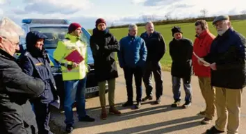  ?? Fotos: Klaus Hörmann/Reinhardt Reißner ?? Zur Verkehrssc­hau trafen sich Vertreter von Polizei, Behörden und Gemeinde im Kreuzungsb­ereich der Staatsstra­ßen bei Hollenbach.